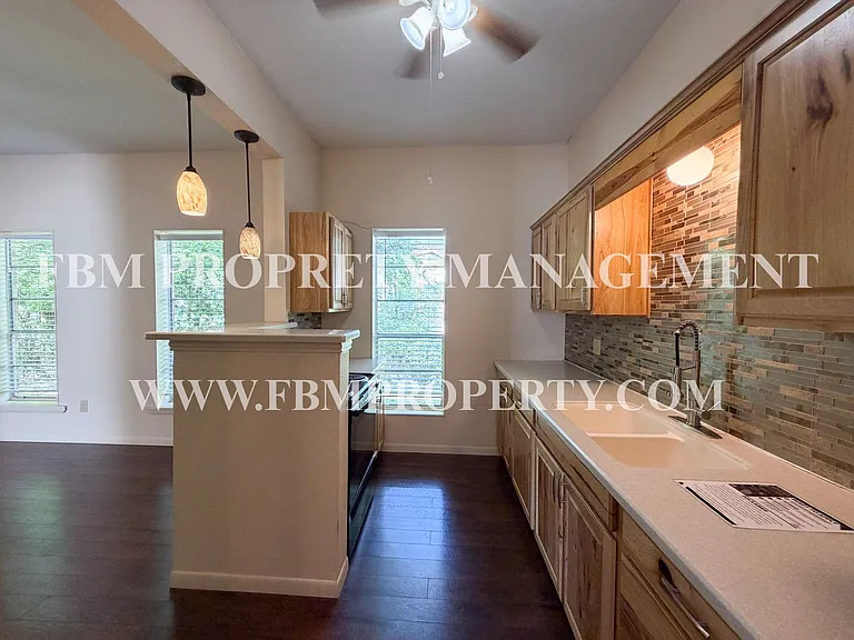 309 SE 2nd St — Photo 8