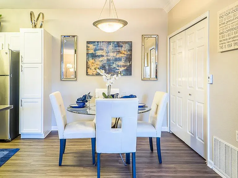 Regatta Apartments — Photo 6