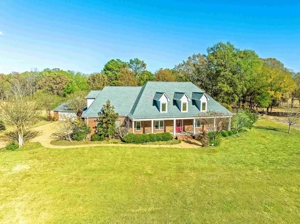 820 Old State Line Dr, Moscow, TN 38057