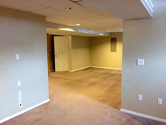 Finished Basement w/ Bar and Bathroom