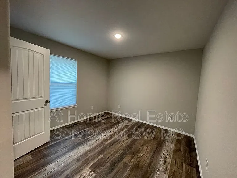 1905 S 15th Ave — Photo 9