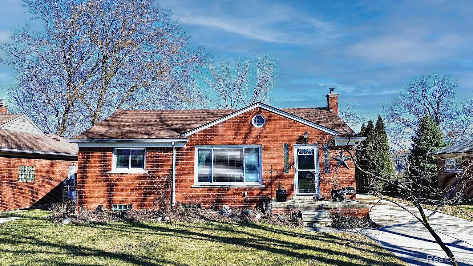 22023 Grossedale St photo 1
