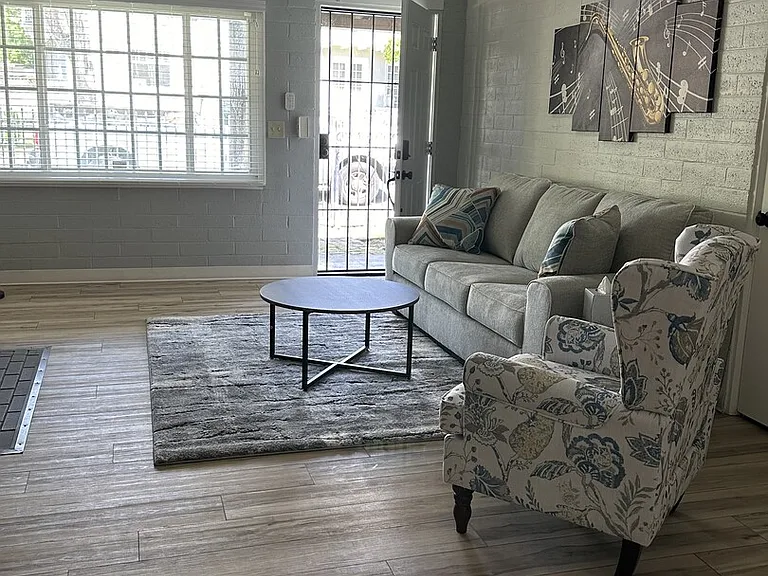 W Magnolia St — Photo 18