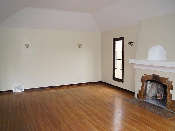 3rd image of 1158 S Hayworth Ave