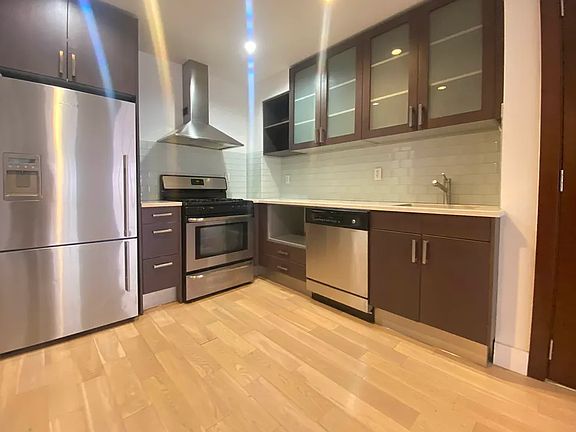 3rd image of 3101 Vernon Blvd #310