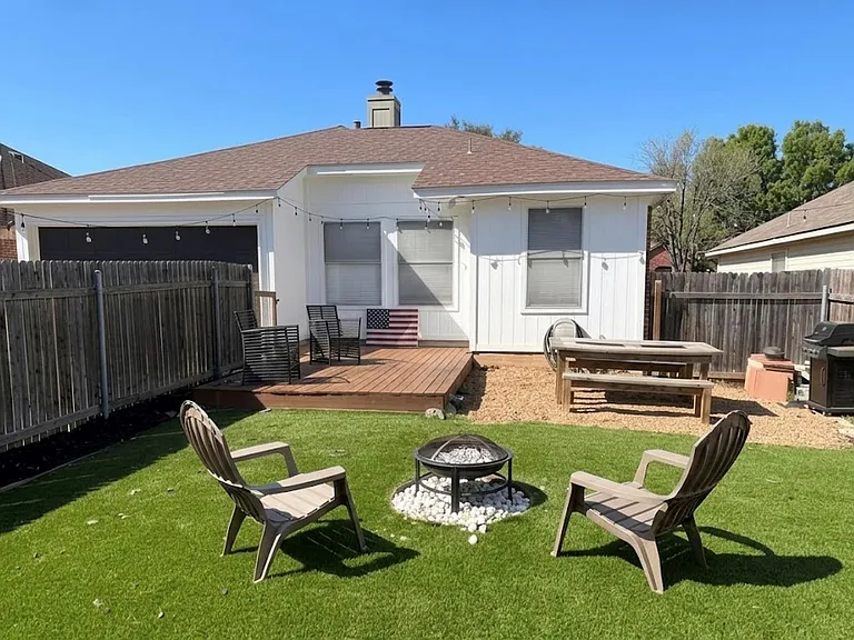 1101 Disraeli Cir — Photo 14