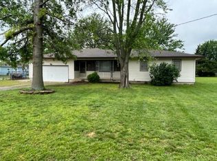 312 S Oak Ave, Altamont, KS 67330