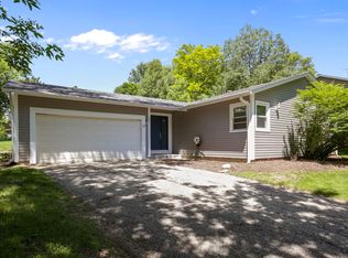 12 Hickory Ln, Algonquin, IL 60102