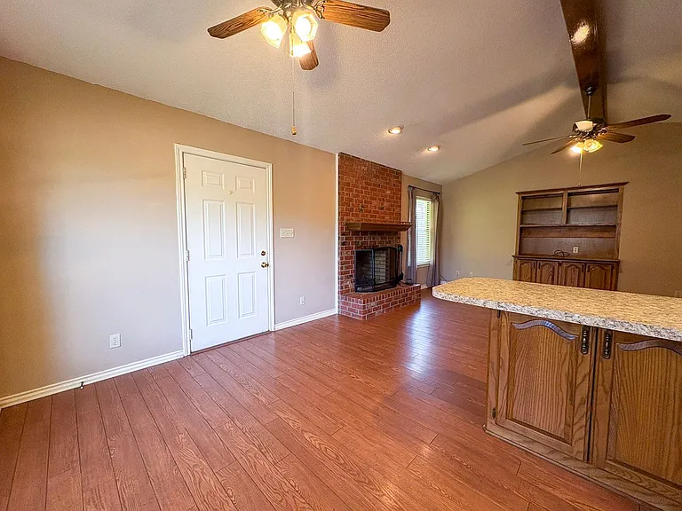 811 S Houston St — Photo 5