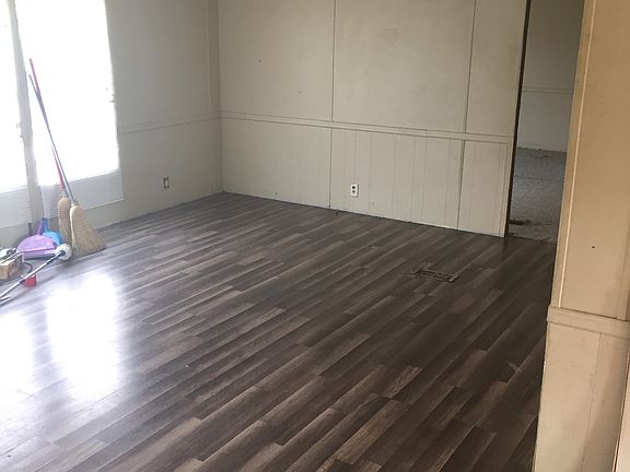 3rd image of 190 Lakeshore Dr