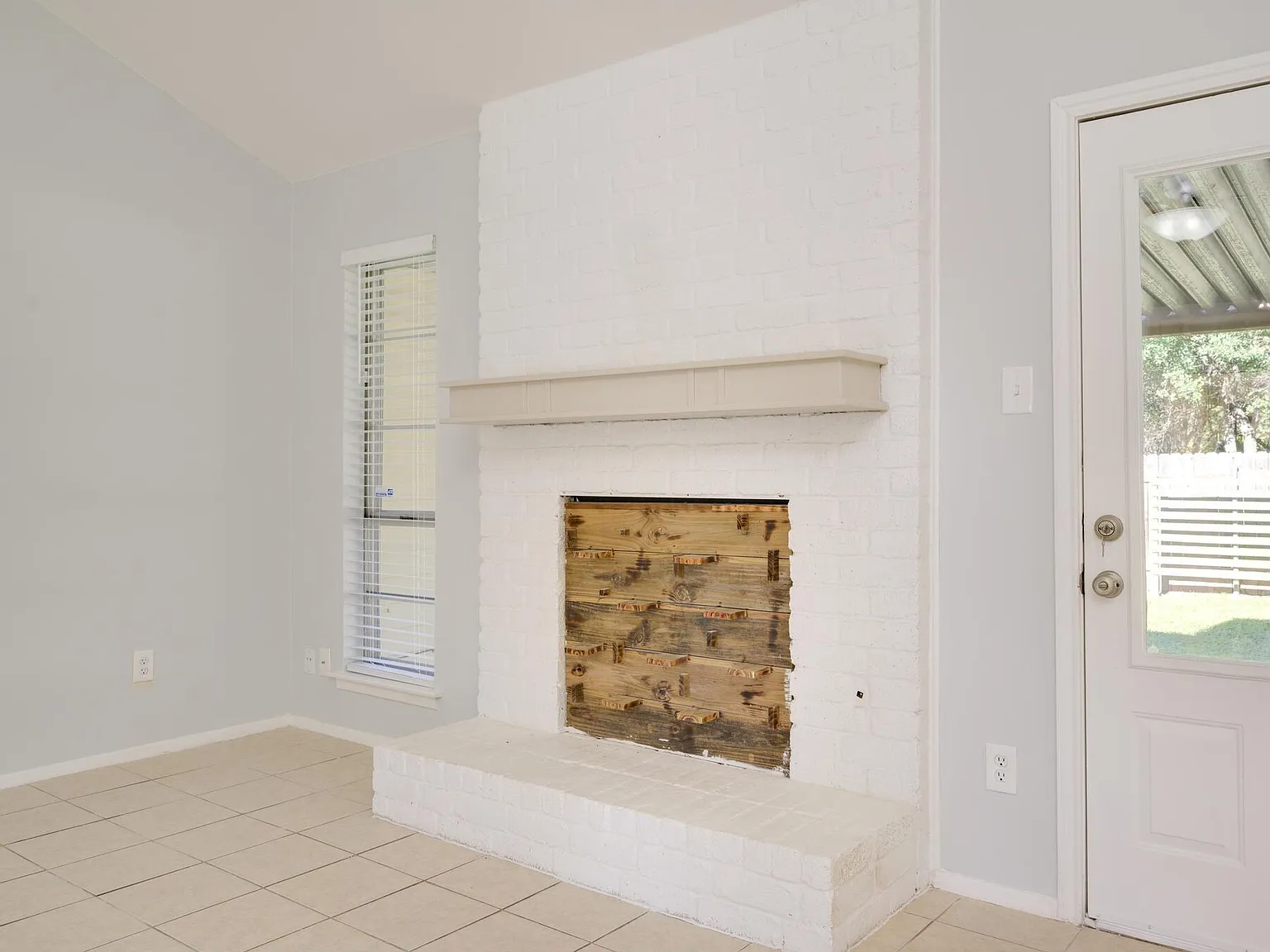 3 bed, 2.0 bath, 1254 sqft, $2,000 — Photo 3