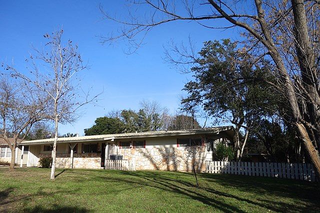 1st image of 910 Bluebonnet Dr