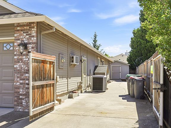 5th image of 1431 Yellowstone Ave