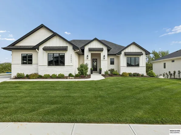 20542 Hartman Ave, Elkhorn, NE 68022