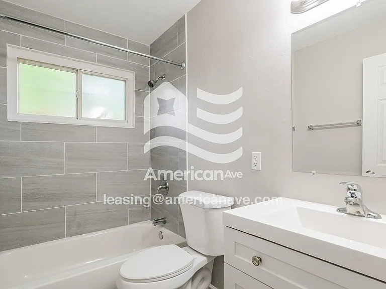 1482342_013_bathroom_13858336.jpg