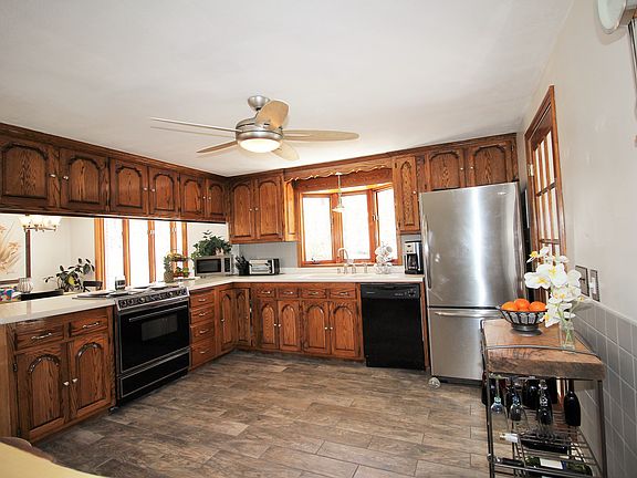 3rd image of 190 Cathy St