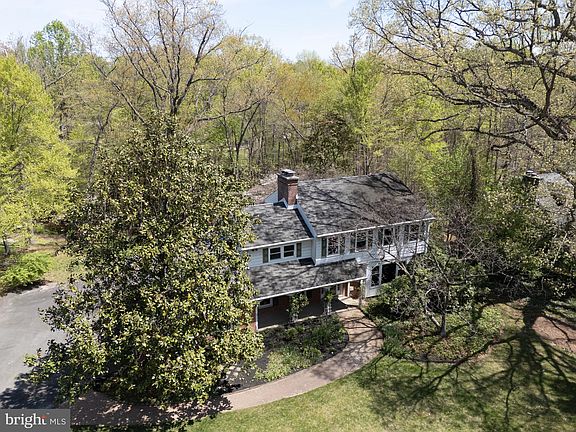 3rd image of 2233 Jamaica Dr