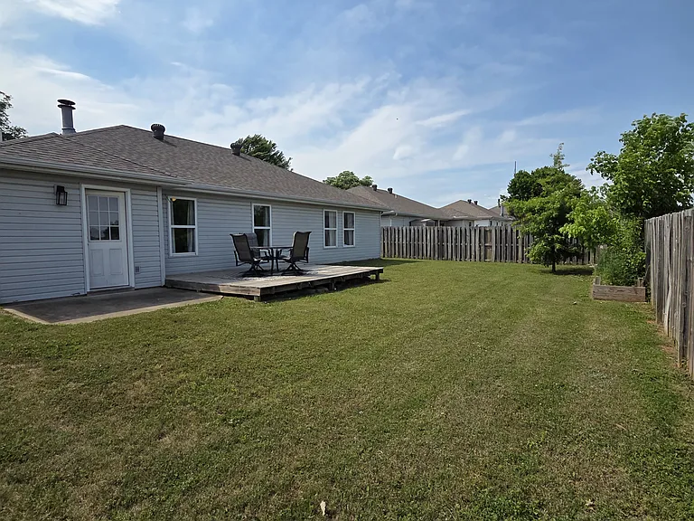 907 SW River Rock St — Photo 25