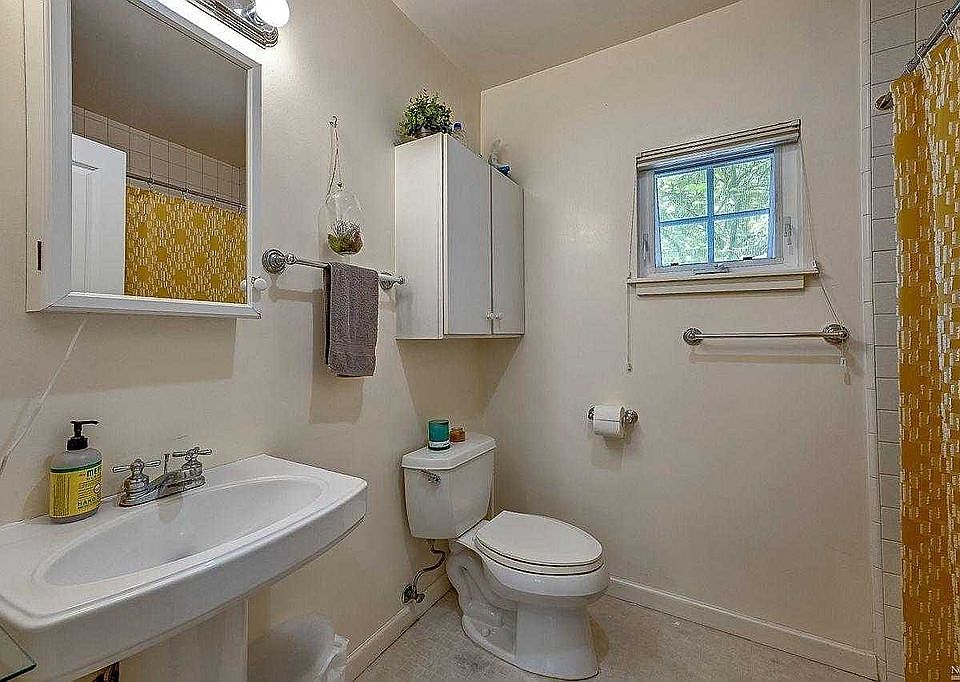 1st image of 33 Redwood Ave APT A