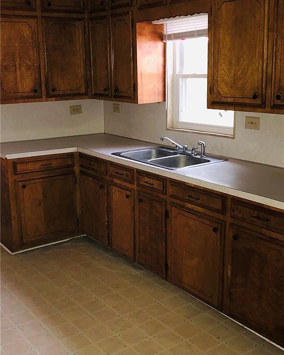 2nd image of 307 S Fairpark St