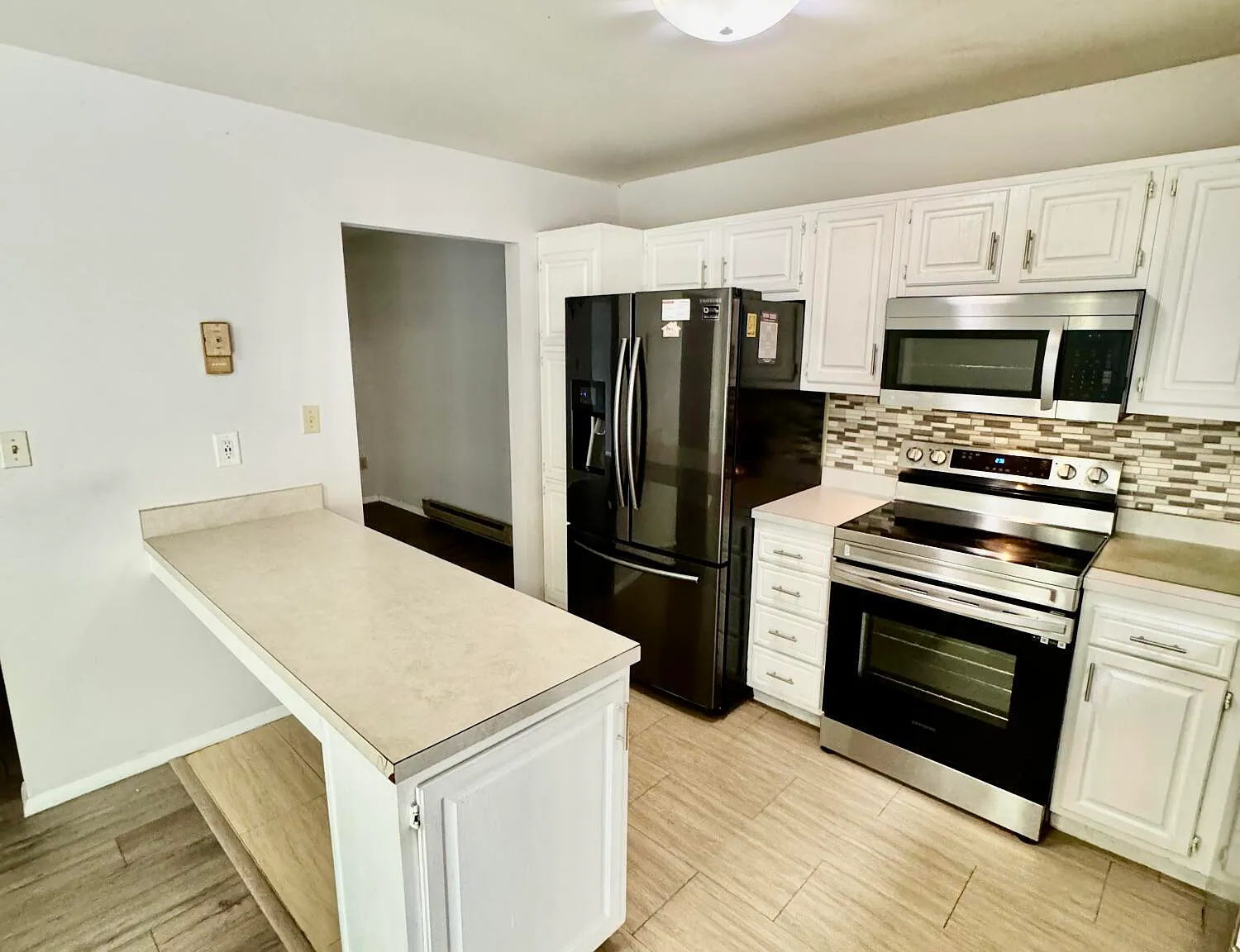 3 bed, 2.5 bath, 2025 sqft, $1,800 — Photo 3
