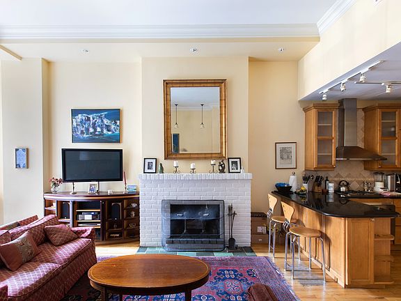 2nd image of 6 W 71st St #1AB