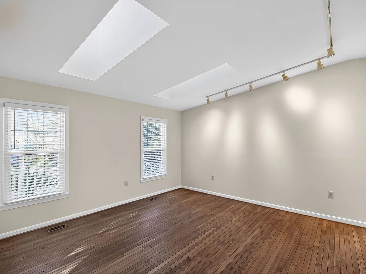 4 bed, 3404 sqft, $4,899 — Photo 4