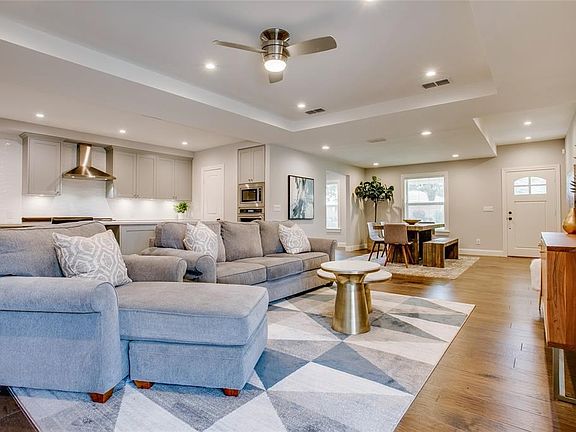 4th image of 10417 Royal Club Ln