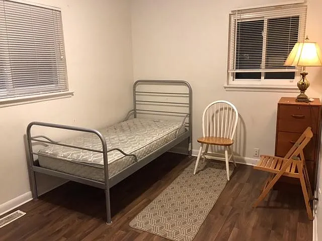 room with twin bed
