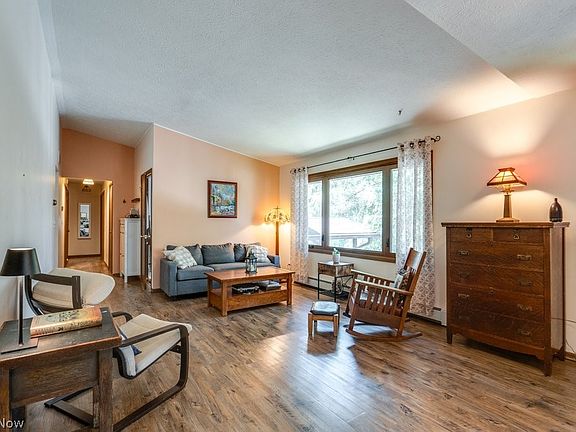 3rd image of 350 Dawnshire Dr