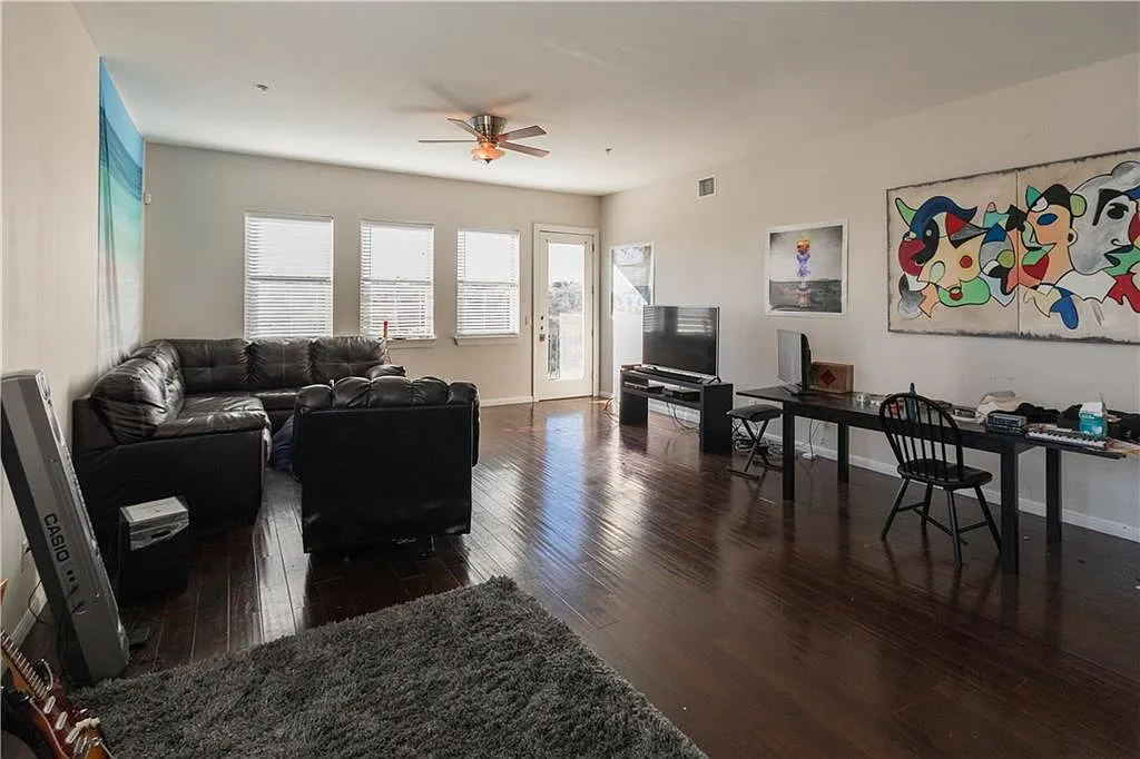 2708 San Pedro St Apt 302 — Photo 3