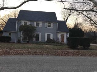 15 Wheatley Ave, Williston Park, NY 11596