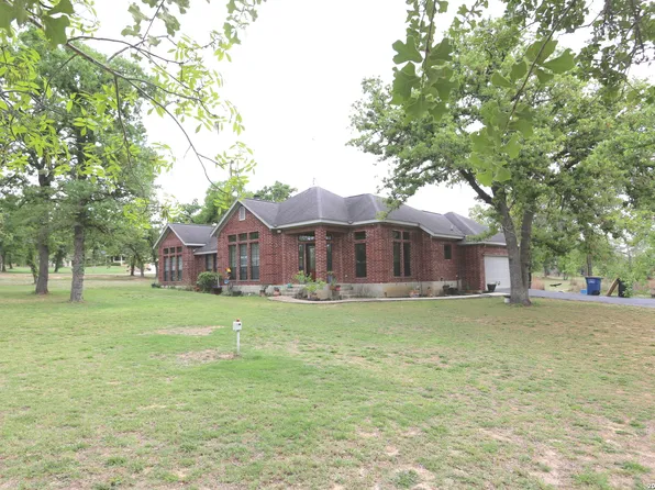 124 Rosewood Dr, La Vernia, TX 78121