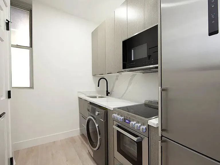 229 E 11th St #1A — Photo 3