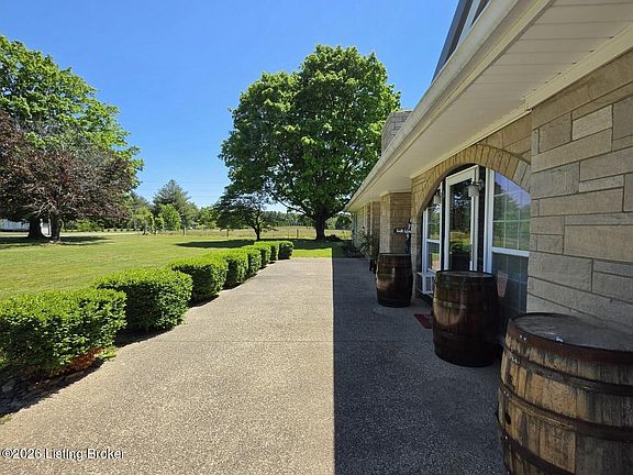 2nd image of 865 Tennessee Ridge Rd