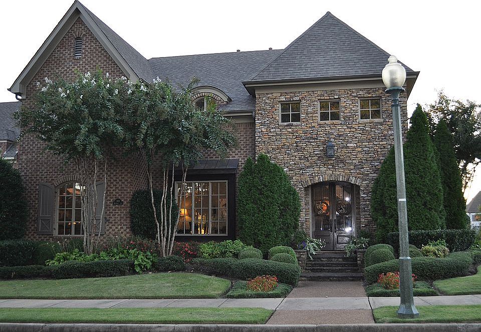 1st image of 309 McGinnis Cres