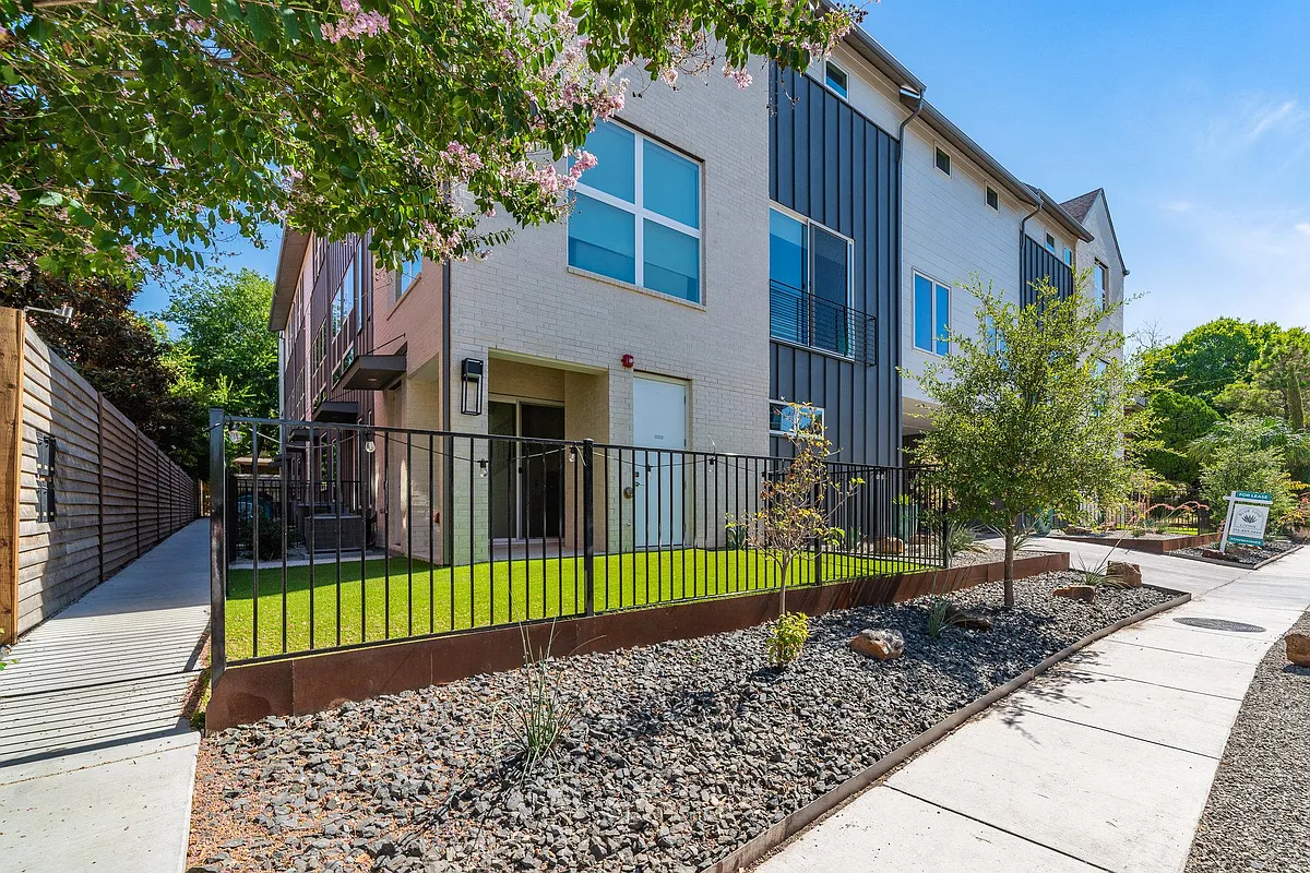 Building Photo - 5931 Ross Ave #205
