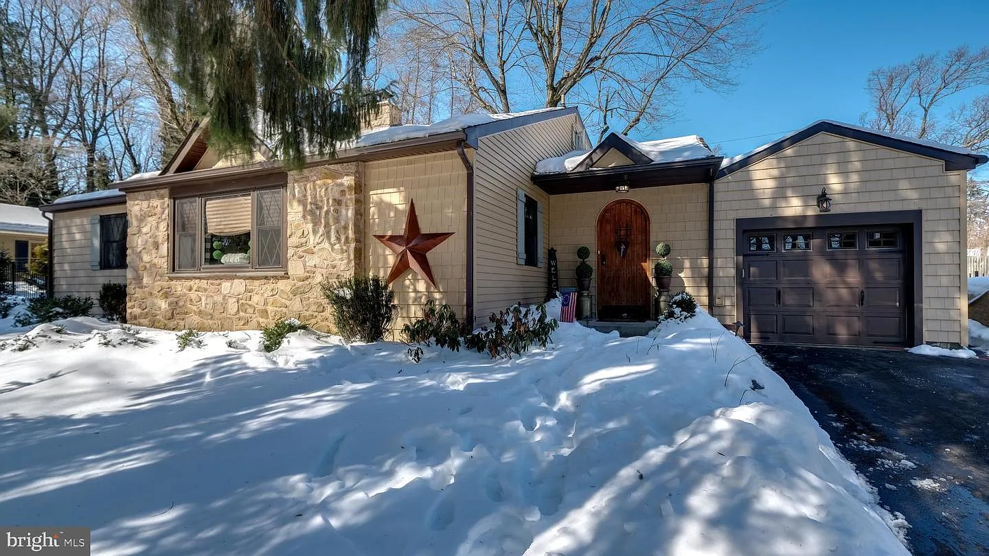 834 Lantern Ln photo 1