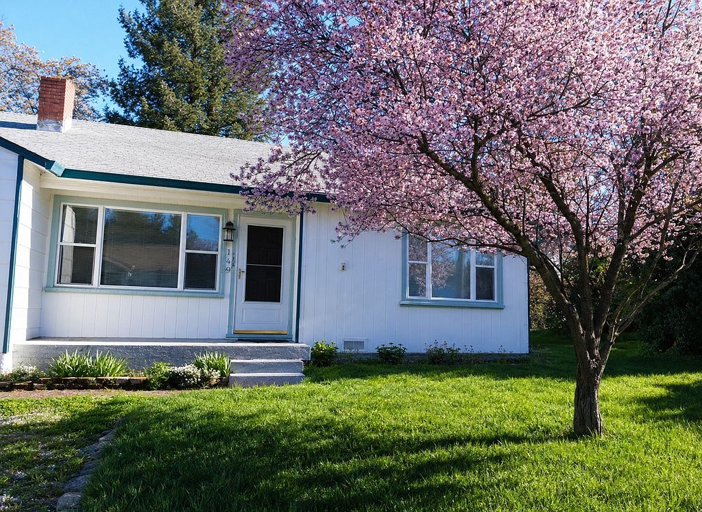 1149 Elm St - Property Image