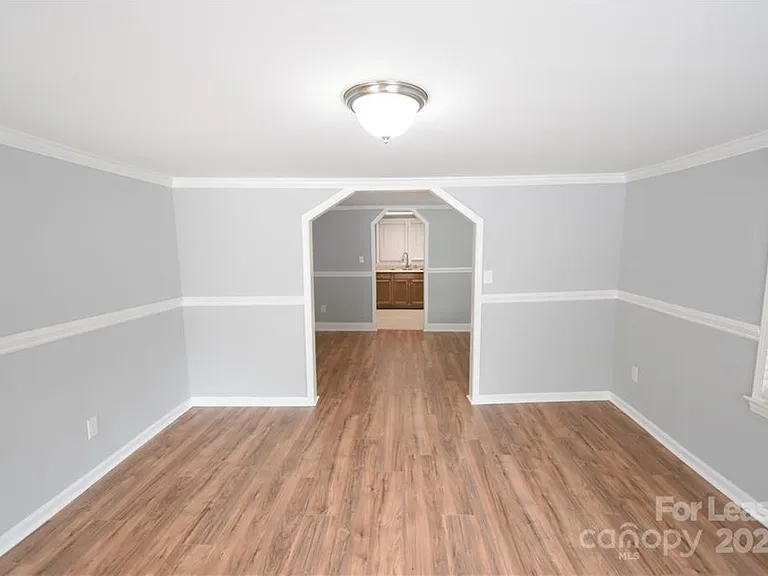 1077 Henderson St — Photo 5