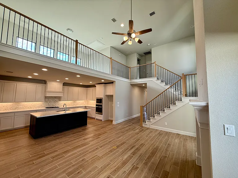 1620 Victoria Pl — Photo 2