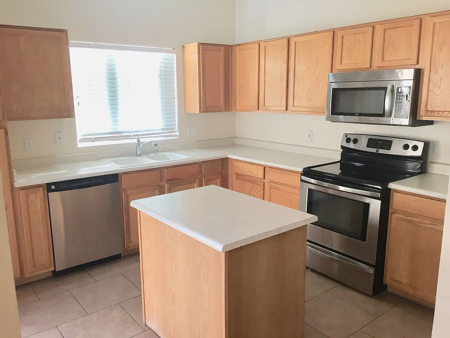 4 bed, 3.0 bath, 1914 sqft, $2,350 — Photo 3