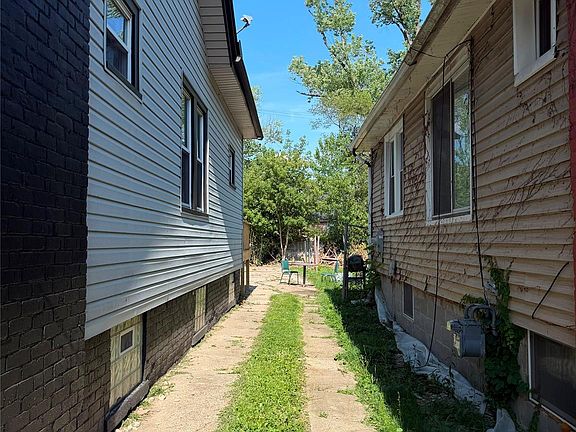 3rd image of 9940 Manor St