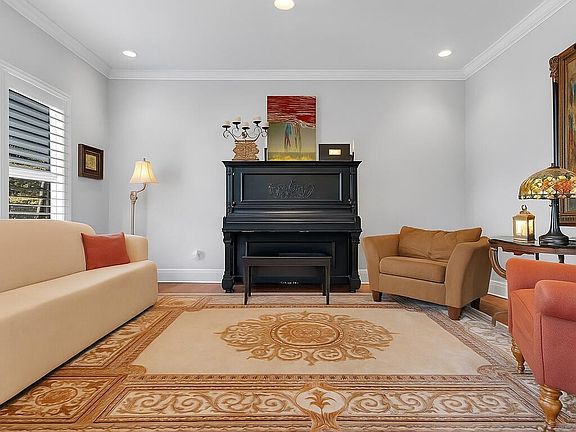 5th image of 142 Center Park Ln