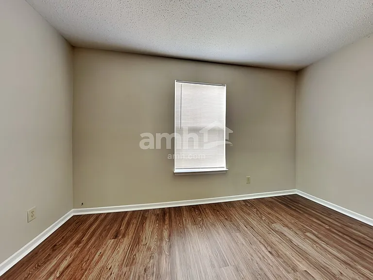 106 Frostwood Ln — Photo 12
