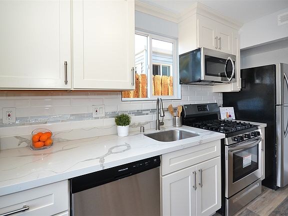 3rd image of 2717 Lincoln Ave