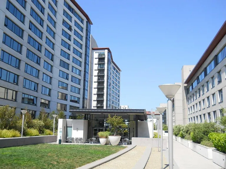 260 King St #1401 — Photo 11