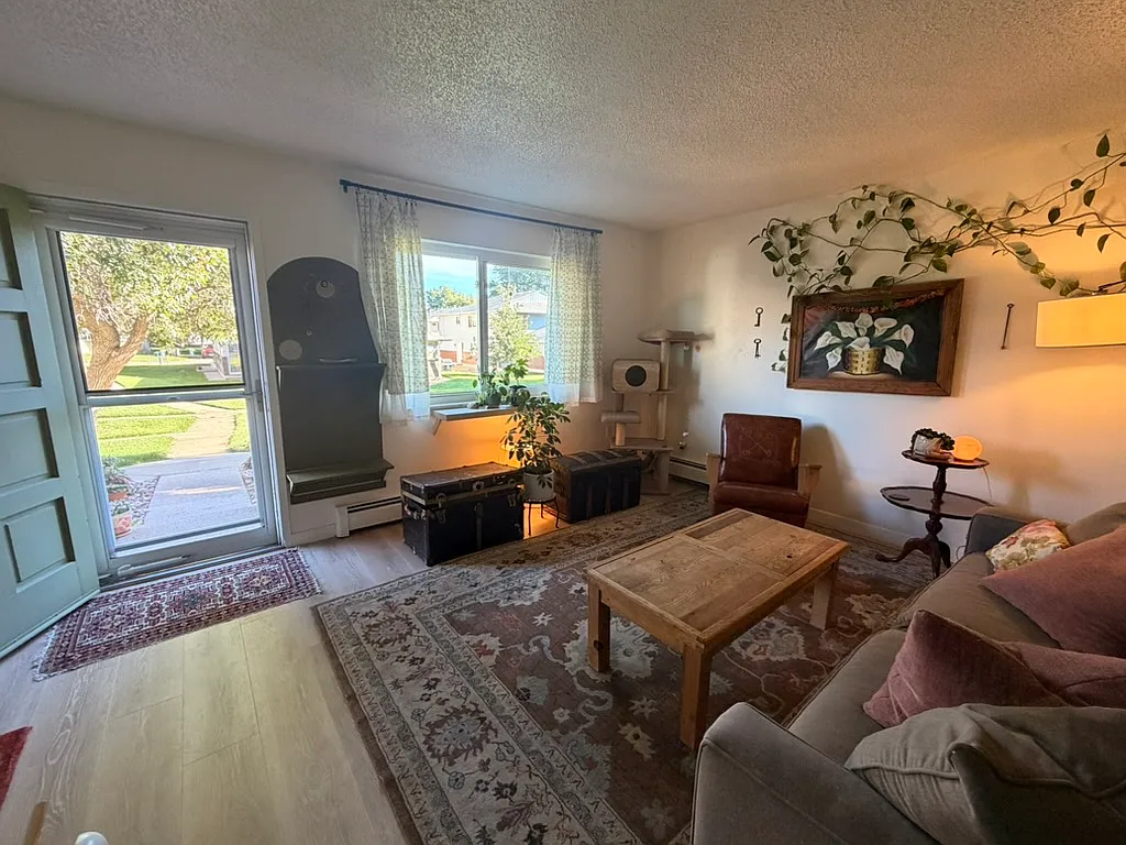 2 bed, 830 sqft, $2,100 — Photo 2