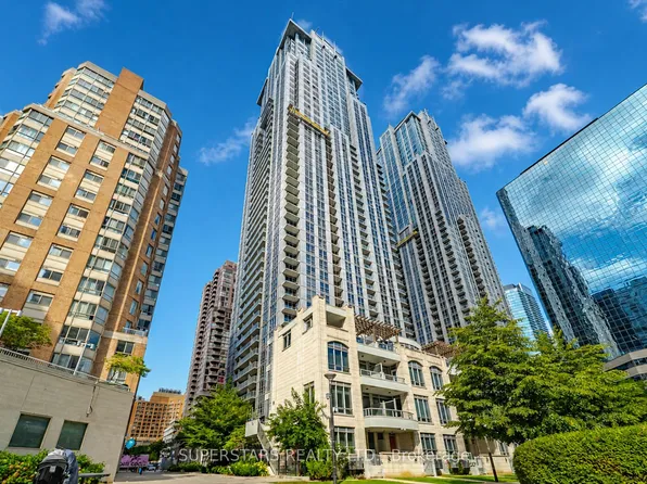 761 Bay St Unit 1813, Toronto, ON M5G 2R2