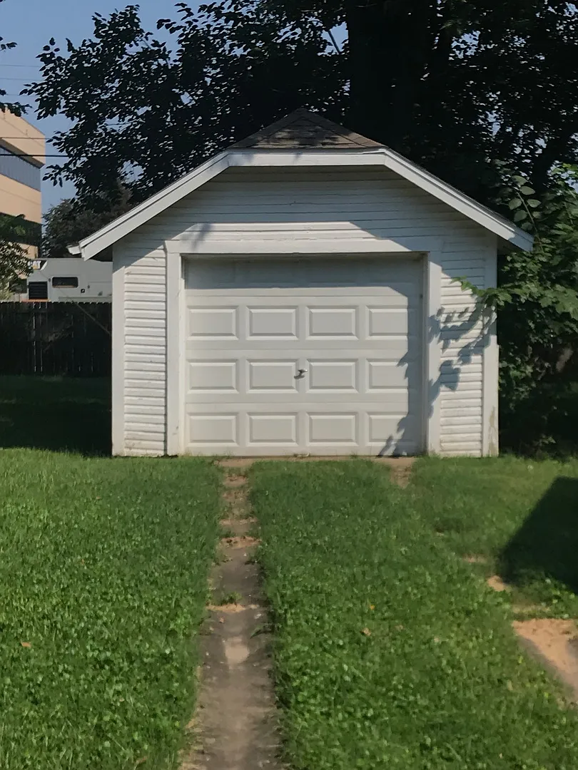 Charming All Brick Bungalow! Springfield MO--Available Now! — Photo 4